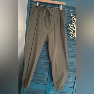 Old Navy cargo pants side pockets and back pockets